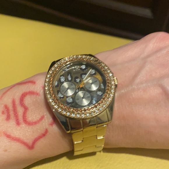 Guess Rinestone leopard print watch 👌😘👏🥰🤗❤️ - Picture 3 of 9